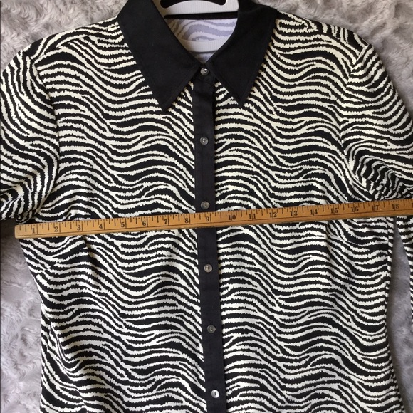 J McLaughlin Black/Cream Print Top - Picture 7 of 8